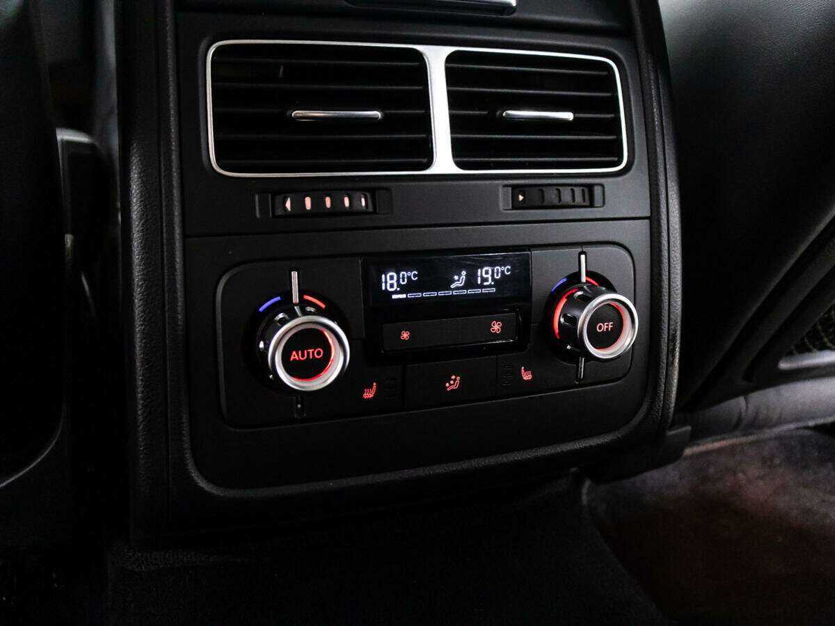 Volkswagen Touareg б/у, 2012, Автоматическая. Фото: #24